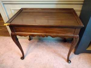 lot 89 image: Ethan Allen Queen Ann Pull-Out Tray Expandable Side End Occasional Table, L 30 x H 25  x W 18 
