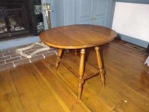 lot 99 image: Vintage Farmhouse Colonial Maple Drop Leaf Table