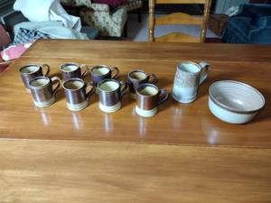 lot 162 image: Williamsburg C4W pottery 10 pcs One bowl 6  diam.x 3  t, 8 cups 3  t, one 1991 stein 5  t