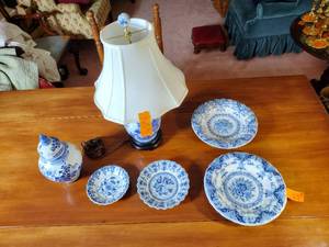 lot 165 image: Makkum wall plates two-11  diam, 8 diam., 6  diam., Delft Ginger Jar 11t, lamp w shade