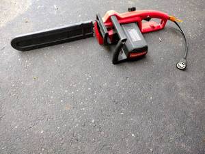 lot 63 image: Craftsman plug-in chain saw with 16 inch blade