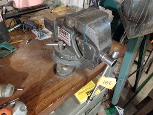 lot 188 image: Duracraft heavy duty bench vise