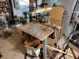 lot 186 image: Dewalt Black and Decker Deluxe Power Shop Radial Arm Saw. Table included.