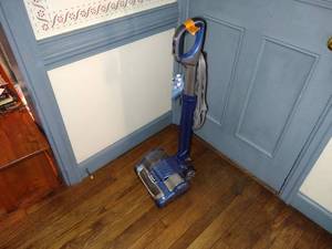 lot 126 image: Shark Electric Upright Vacuum