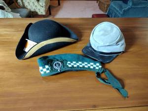 lot 171 image: 3 Vintage hats civil war infantry style hat  colonial tricorn hat   tam oshanter cap with cap badge