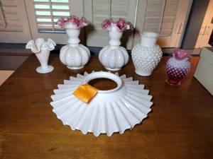 lot 174 image: 6 Fenton pieces 5 vases and 1 shade