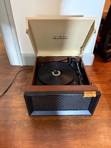 lot 115 image: Crosley Stack-o-magic Record player