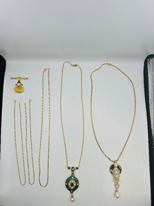 lot 271 image: 5 vintage necklaces & one brooch