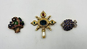 lot 278 image: Brooches flower basket .925 Jackie Orr fish-gold plate swavorski crystal & lilac stones  jeweled brooch