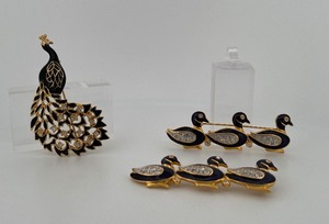 lot 283 image: 3 Vintage Brooches (2) Waddle of 3 blue enamel ducks with rhinestones on bar pin & one peacock