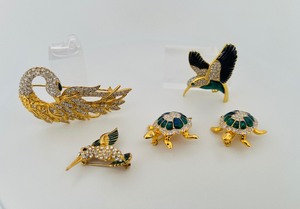 lot 284 image: 5 Brooches 2 turtles, 2 birds-  one bird is 2 w other is 1 w, one swan 2  w x 1  t