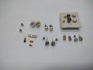 lot 235 image: 18 pierced earring sets