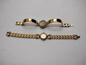 lot 249 image: Oleg Cassini 32-420 quartz watch. Quartz watch with plain band and rhinestones on the dial face.