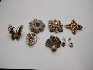 lot 262 image: 6 Broaches (one marked 12KT)and 1 set of pierced earrings