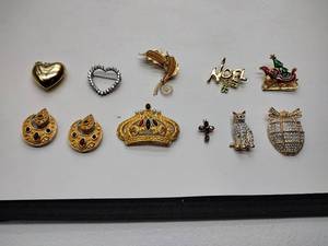 lot 263 image: 8 broaches, 1 necklace pendant, and 1 set of earrings