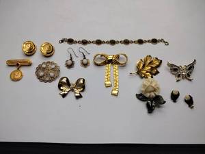 lot 264 image: 7 vintage broaches, 3 sets of earrings, and 1 bracelet