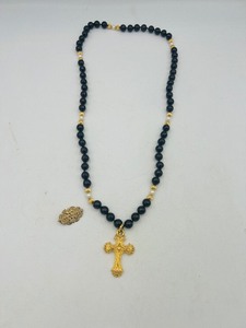 lot 26 image: Italy 18k gold, pearls & Onyx Necklace 32 Vintage scalloped brooch.