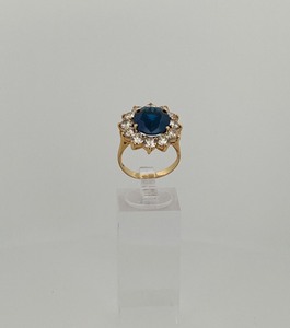 lot 28 image: 10k gold ring with possible sapphire size 6  weight 7g