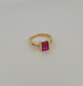 lot 32 image: 14k gold diamond ruby or garnet (please verify) ring size 7 weight 4g