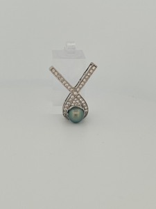 lot 19 image: 14k white gold pendant with diamonds and large Tahitian pearl