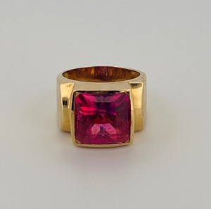 lot 13 image: 10K gold ring with red stone (unsure what gem it is) size 7 14  9 grams