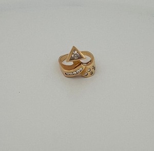 lot 14 image: 10K gold ring with bright stones (unsure what the gems are) size 7 14  6 grams