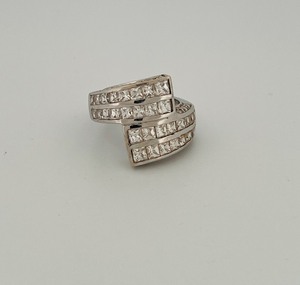 lot 53 image: 14K white gold and possibly zirconia ring size 6  8g