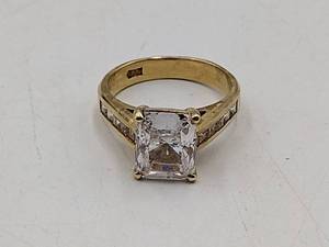 lot 58 image: 10k gold ring with clear stones  size 7 4g