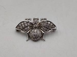 lot 40C image: 14k white gold fly broach 4g