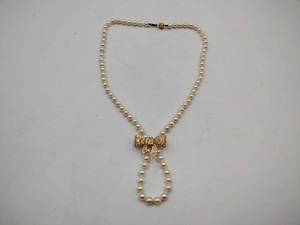 lot 46A image: 14k gold bow and genuine pearl necklace 23 31g