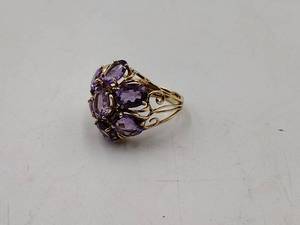 lot 66 image: 10k gold ring with purple stones size 7 5g
