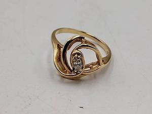 lot 38A image: 14k gold diamond ring 3g size 7 