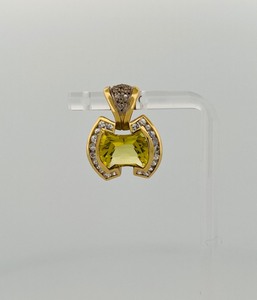 lot 37B image: 14K gold pendant (could possibly be a yellow sapphire)  Maker mark is RL 1 x w