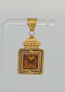 lot 30E image: 14K Italy gold jeweled pendant 5g 1  l x w