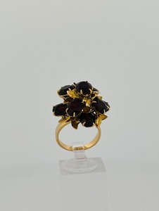 lot 49A image: Gorgeous 14K gold ring  with dark stones interspersed with gold colored leaves, size 6 14, 7g