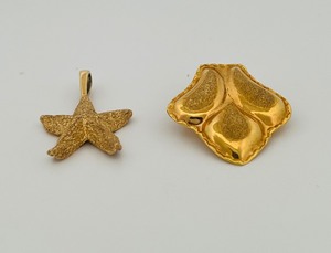 lot 65B image: (2) 14K pendants 1   t x 1w & l t x w.  6 g total. 