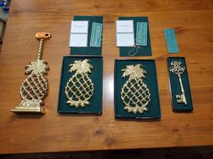 lot 255 image: Williamsburg Virginia MetalCrafters (2) 1999 trivets 2001 door stop Skelton key