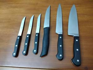 lot 295 image: 6  Knives Wusthof 4582, 4522 Zwilling 6 and (3) steak knives