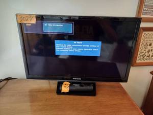 lot 302 image: 25 Samsung TV UN24H4000 with Direct TV and a remote