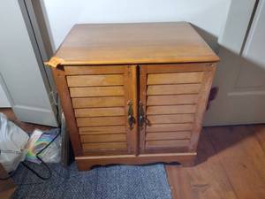 lot 306 image: Early American recordentertainment music cabinet with shuttered door front, H23 x L22 x D17