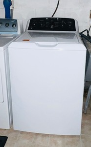 lot 17B image: GE Washer with stainless steel drum. Model GTW485ASW0WB