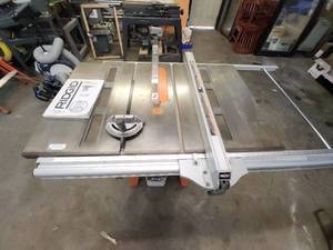lot 2 image: RIDGID TS3650 10 Cast Iron Table Saw with Accessories
