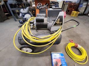 lot 18 image: Black Max 4 HP Air Compressor with Hose and Inflator Kit