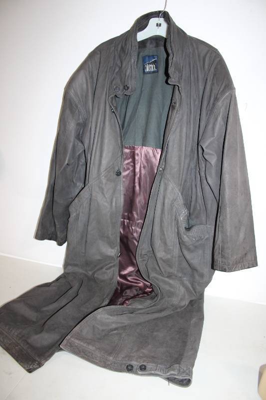 lot 114 image: Robert Comstock Mens Long Coat with Inner Lining