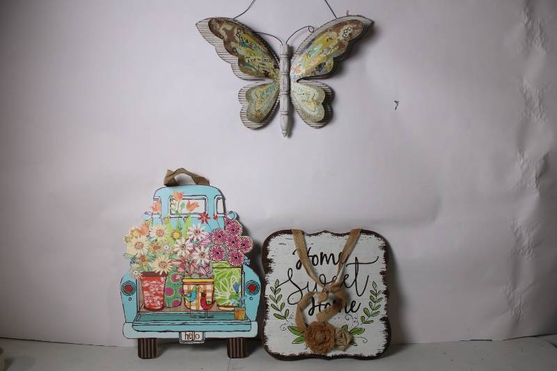 lot 218 image: Set of 3 Decorative Wall Hangings with Floral and Butterfly Designs