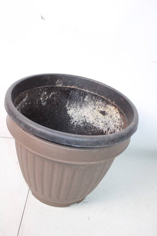 lot 249 image: Large Brown Plastic Planter Pot Outdoor