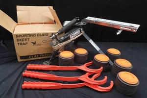 lot 5 image: BIRDMASTER CLAY PIGEON THROWER PLUS MANY EXTRAS