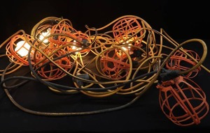 lot 6 image: STRING OF 10 CONSTRUCTION LIGHTS