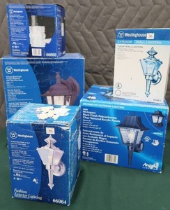 lot 11 image: 5 HARDWIRED OUTDOOR LIGHTS