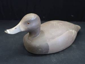 lot 18 image: VINTAGE DECOY